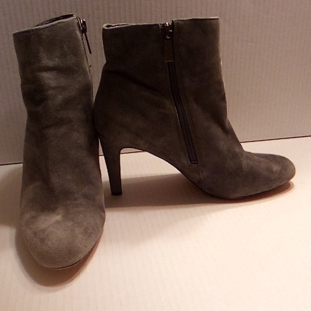 VINCE CAMUTO Women's Suede Ankle Boots - Gray THE BOOT ARE PEELED SOME INSIDE - Picture 3 of 9